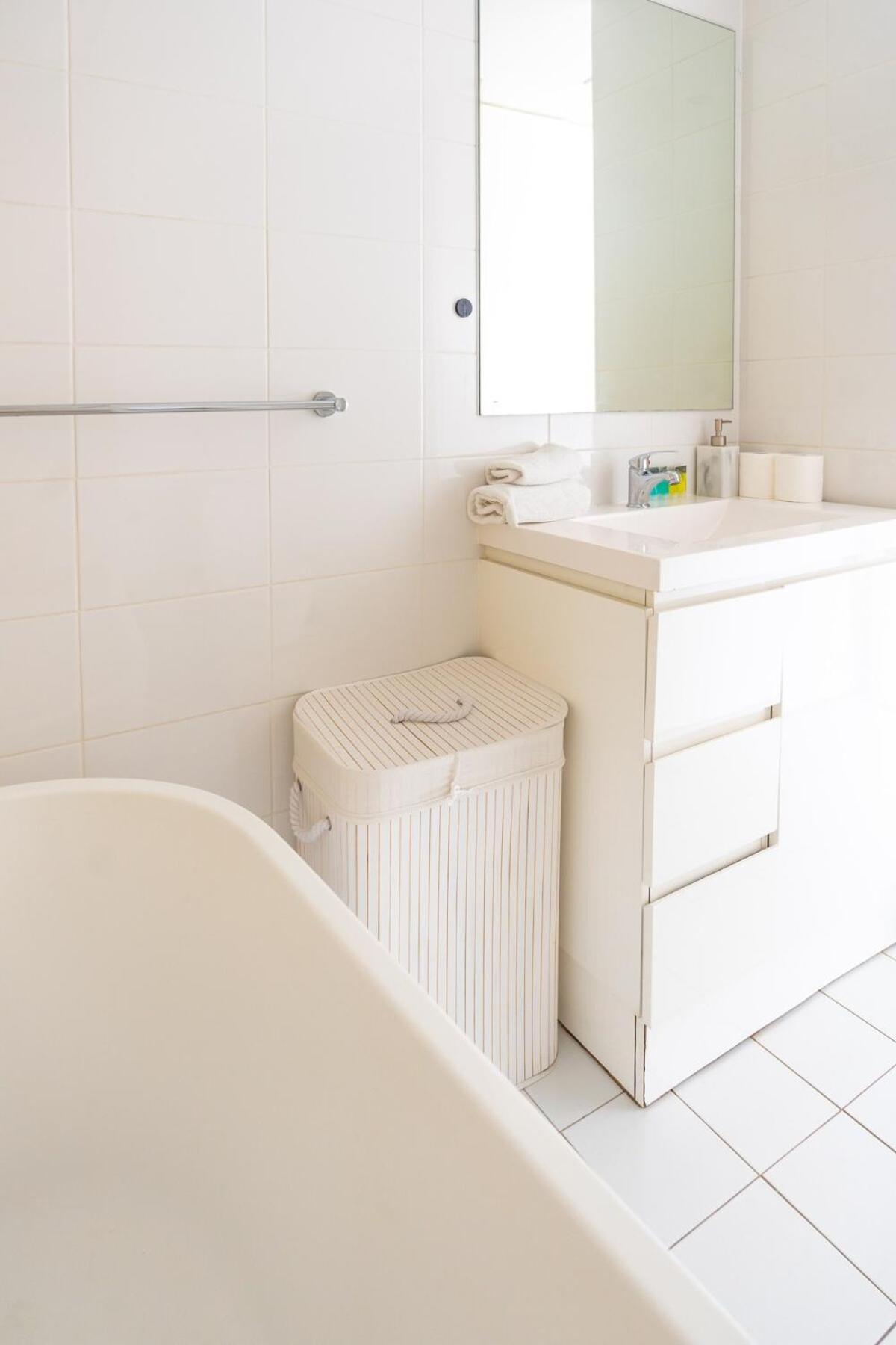 Comfy 1bdr 3min To Train Station Burwood Apartment